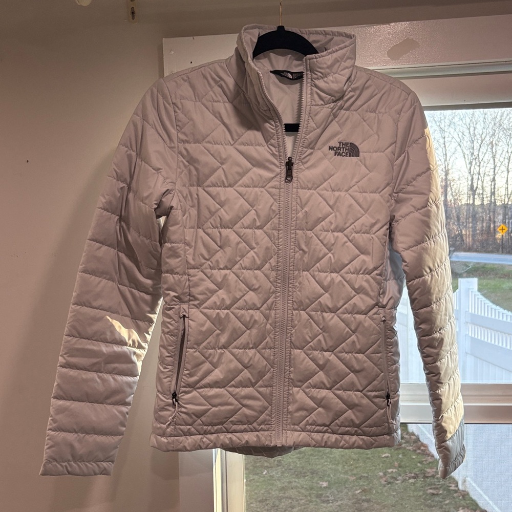 The North Face Women's Light Gray Quilted Puffer Jacket